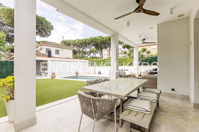 Foto b3b23283-ba06-461b-986b-009102cac9de. Casa amb calefacció aparcament piscina a La Pineda Castelldefels