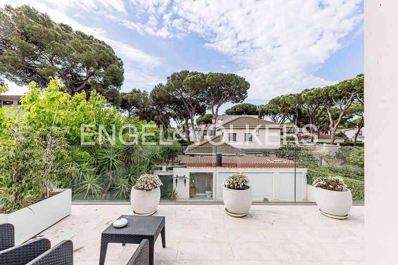Foto dbf6b641-de78-46bd-99a7-edd75b7203f1. Casa amb calefacció aparcament piscina a La Pineda Castelldefels
