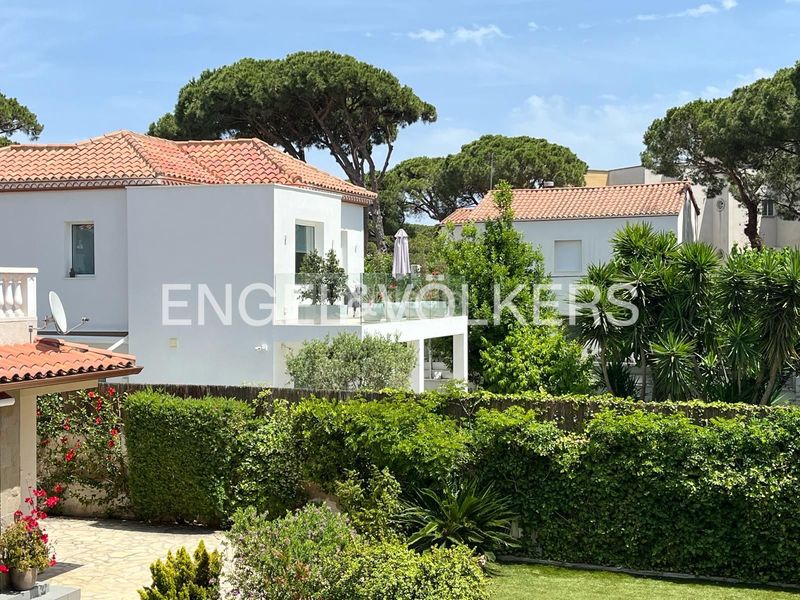 Foto e1da2fb8-9948-47a0-bf8f-6b5d8001a33c. Casa amb calefacció aparcament piscina a La Pineda Castelldefels