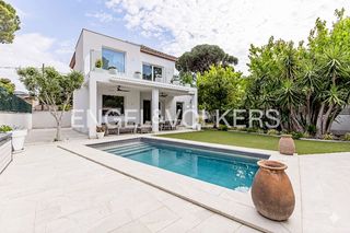 Casa a La Pineda. Exclusiva residencia junto al mar en la pineda