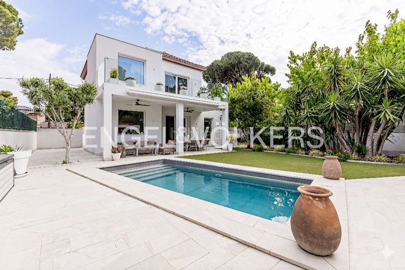 Foto e63b98cd-6348-441a-b812-f9b4f9ee4006. Casa amb calefacció aparcament piscina a La Pineda Castelldefels