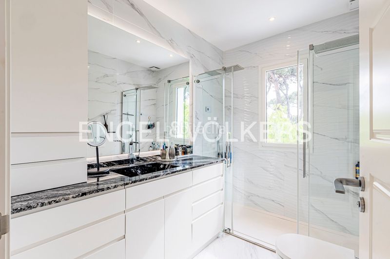 Foto f224dafe-f1ef-4657-afca-650f467ec65a. Casa amb calefacció aparcament piscina a La Pineda Castelldefels