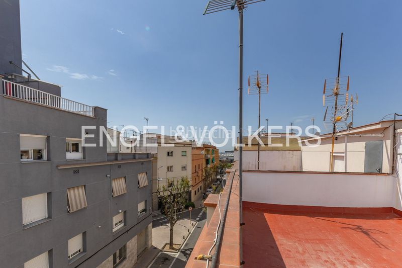 Foto 6ab09a28-2913-4000-a508-f35b95678023. Planta baja  esquinera reformada y con mucha luz en Sant Joan Despí