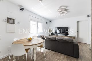 Apartament a Les Planes. Planta baja esquinera reformada y con mucha luz