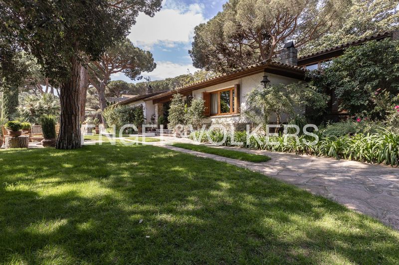 Foto f7dd2369-a2eb-496b-afbc-2c7f0abeb14b. Casa amb calefacció aparcament piscina a Premià de Dalt