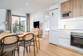 Ático en La Torrassa. Piso amueblado a estrenar con terraza privada en collblanc