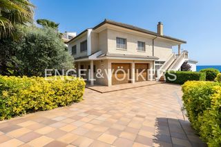 Maison à Sant Cebrià de Vallalta. Exclusiva casa con vistas despejadas al mar y montaña.
