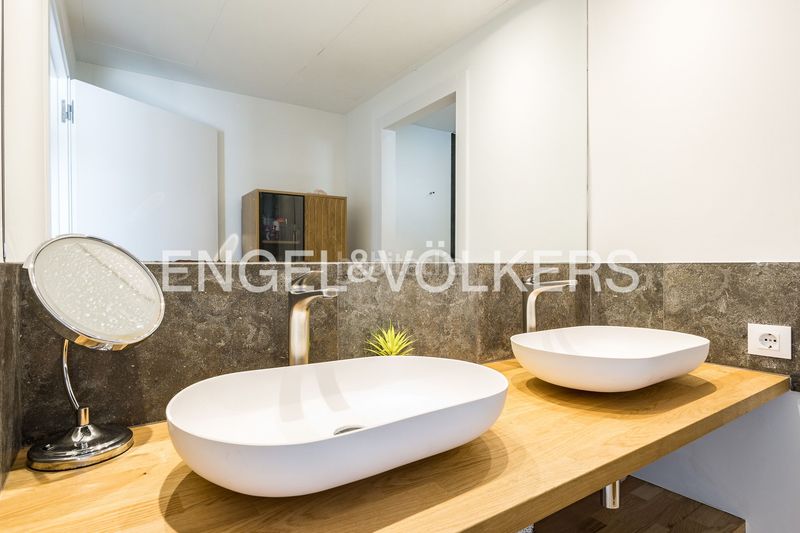 Foto 4a8b26e1-f564-4d2e-9d49-bd3d099d7236. Casa amb calefacció aparcament piscina a La Miranda Esplugues de Llobregat