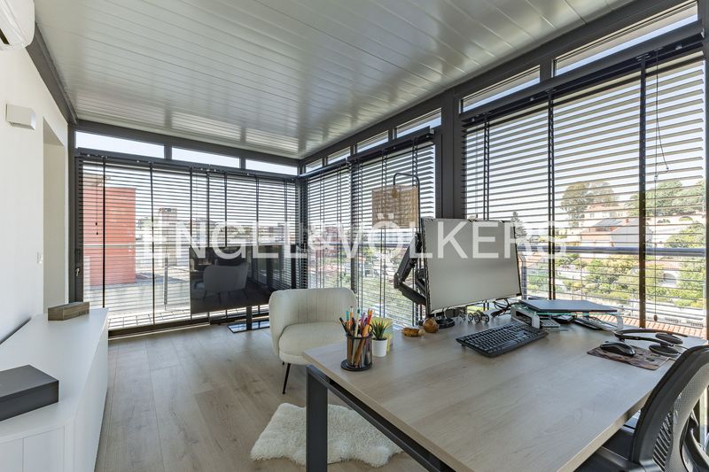 Foto 5e2e4f1b-d998-4113-b932-c2d213f56c69. Casa amb calefacció aparcament piscina a La Miranda Esplugues de Llobregat