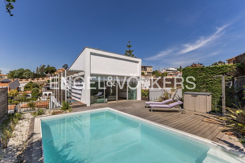 Foto 645db788-f69b-460e-9895-a7b961df3ff1. Casa amb calefacció aparcament piscina a La Miranda Esplugues de Llobregat