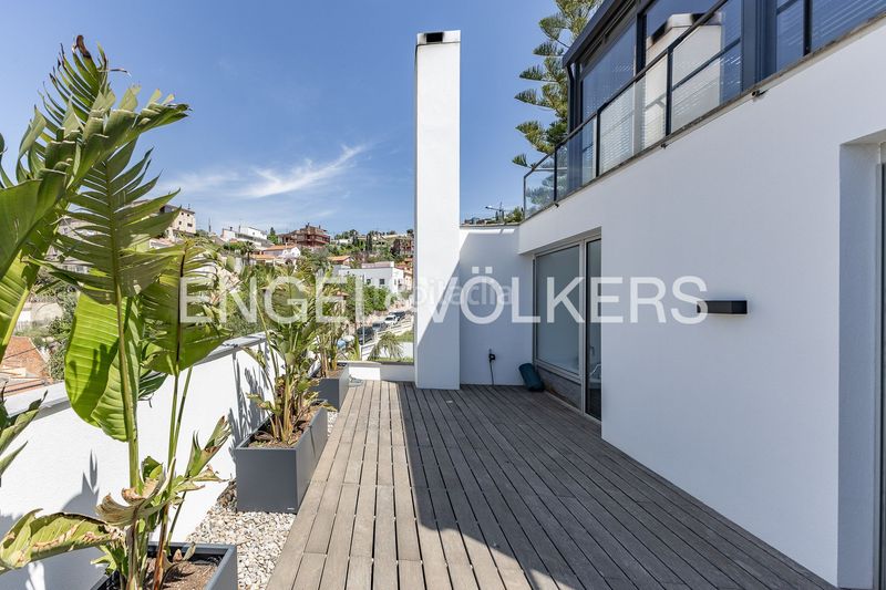 Foto 71be9945-a6b7-44e1-a674-64ec2a8bcde2. Casa amb calefacció aparcament piscina a La Miranda Esplugues de Llobregat