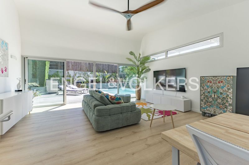 Foto a6996b12-1bfd-4b92-94d9-919134c4a3f7. Casa amb calefacció aparcament piscina a La Miranda Esplugues de Llobregat