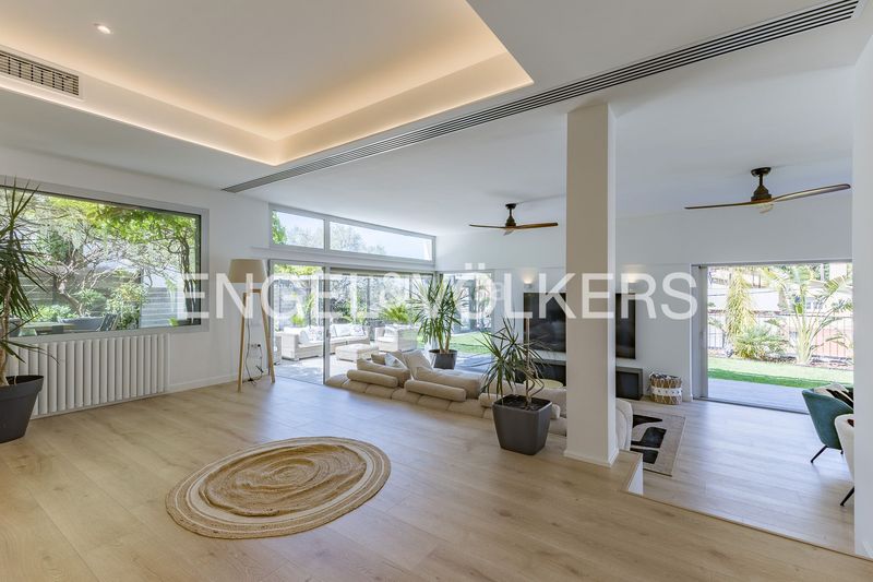 Foto add36f98-4fe2-47c2-bb15-461c47f35d2d. Casa amb calefacció aparcament piscina a La Miranda Esplugues de Llobregat