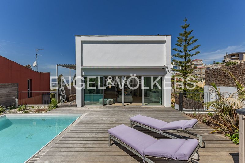 Foto b9f35d86-d0fe-4a17-8f7f-85524e7de6aa. Casa amb calefacció aparcament piscina a La Miranda Esplugues de Llobregat