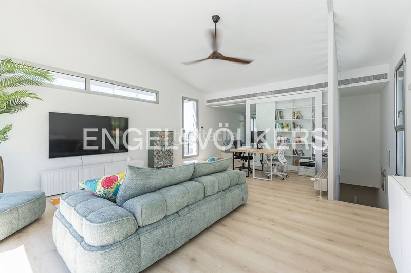 Foto c111212d-5b27-4ac5-ba1b-73710de2db4a. Casa amb calefacció aparcament piscina a La Miranda Esplugues de Llobregat