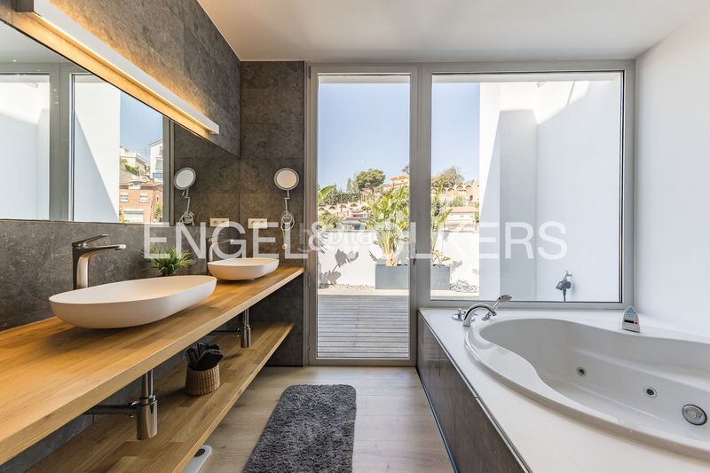 Foto d4d7f8fc-3a55-4a02-8782-41137959fb9a. Casa amb calefacció aparcament piscina a La Miranda Esplugues de Llobregat