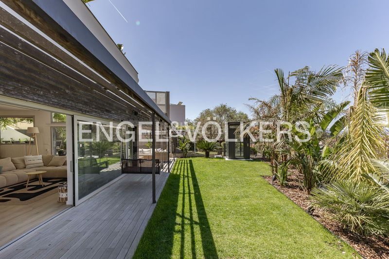 Foto efb0fe34-3e9a-4a6c-9460-2f608369eb9b. Casa amb calefacció aparcament piscina a La Miranda Esplugues de Llobregat