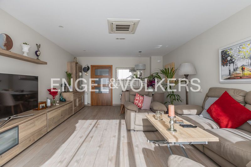 Foto 4f3d744c-d8e9-48a2-817a-3b06d445d008. Casa amb calefacció aparcament piscina a Ca n'Aurell Terrassa