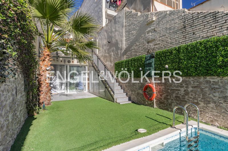 Foto 59b1a4f4-d541-47a9-9e71-789b08ea99fc. Casa amb calefacció aparcament piscina a Ca n'Aurell Terrassa