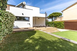 Rent House in Mira-sol. Moderna casa adosada de una sola planta en mirasol.