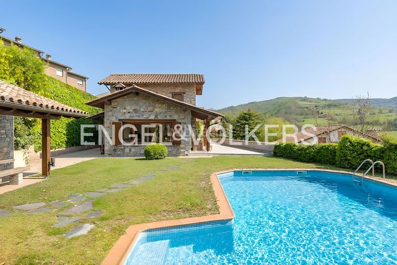 Foto 126d79d6-ee18-4ce0-8233-e42ccb321c98. Casa amb calefacció aparcament a Molló