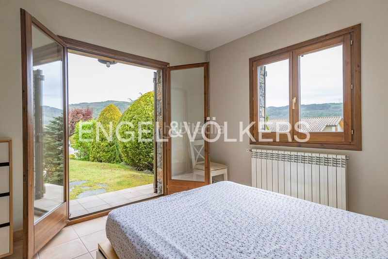 Foto a34b8adc-8b1a-4975-ab2f-bb29bf4ddbe0. Casa amb calefacció aparcament a Molló