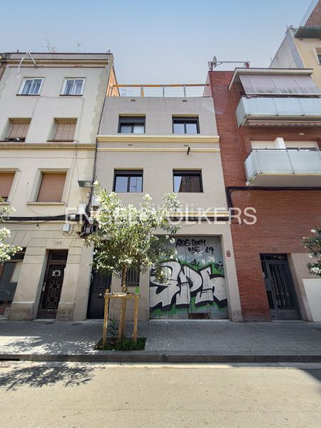Foto 0baa95cb-ebb1-4e0e-ac13-40f67b737834. Casa amb calefacció aparcament a Sants-Badal Barcelona