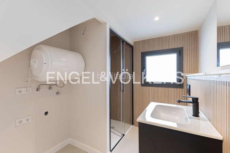 Foto 846424d8-7986-44c2-97d7-0db9553435dd. Casa amb calefacció aparcament a Sants-Badal Barcelona