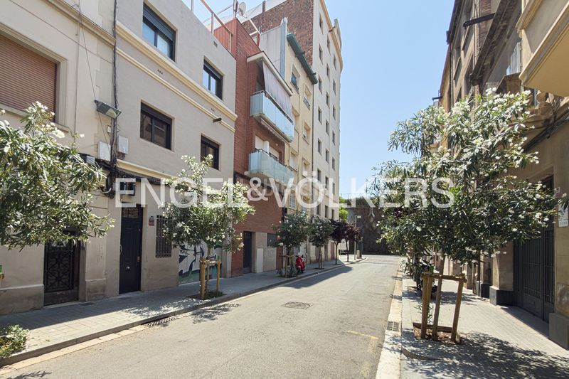 Foto e9f71200-37e1-4e70-9dd0-1bdeda951437. Casa amb calefacció aparcament a Sants-Badal Barcelona