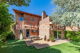 Casa a schiera in Golf-Can Trabal. Fabulosa casa pareada con jardín en el golf