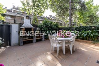 Casa a Sant Ramón. Amplia adosada con vistas a collserola en els jardins