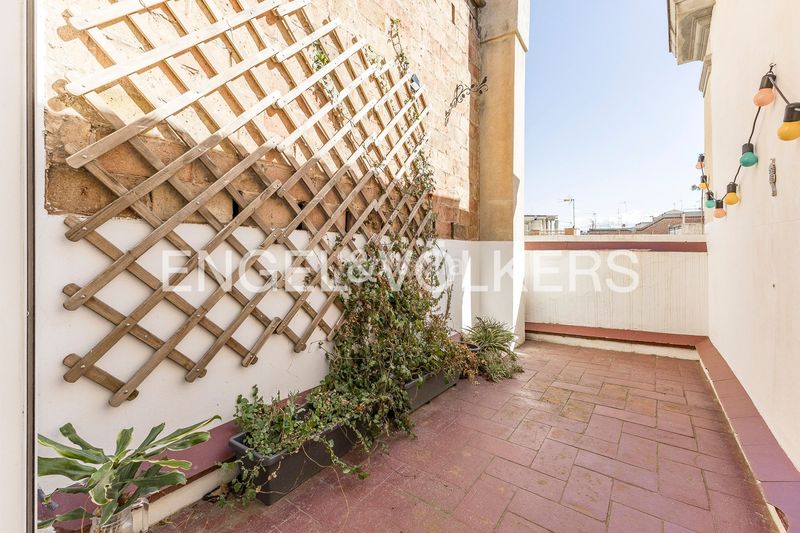 Foto f498d754-b7ca-4681-849f-41e7b9efeac4. Àtic amb calefacció a Vila de Gràcia Barcelona