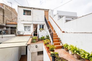 Casa adossada a Centre. Propiedad única del siglo xx para crear la casa de tus sueños