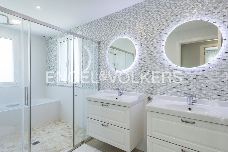 Foto 6a99a772-5d06-4f04-aa68-ec8b2049f310. Casa amb calefacció aparcament a Baixador Castelldefels
