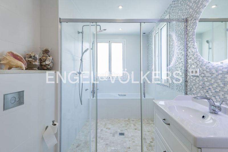 Foto bb7d0848-4413-40e7-986c-e7e26942e68f. Casa amb calefacció aparcament a Baixador Castelldefels