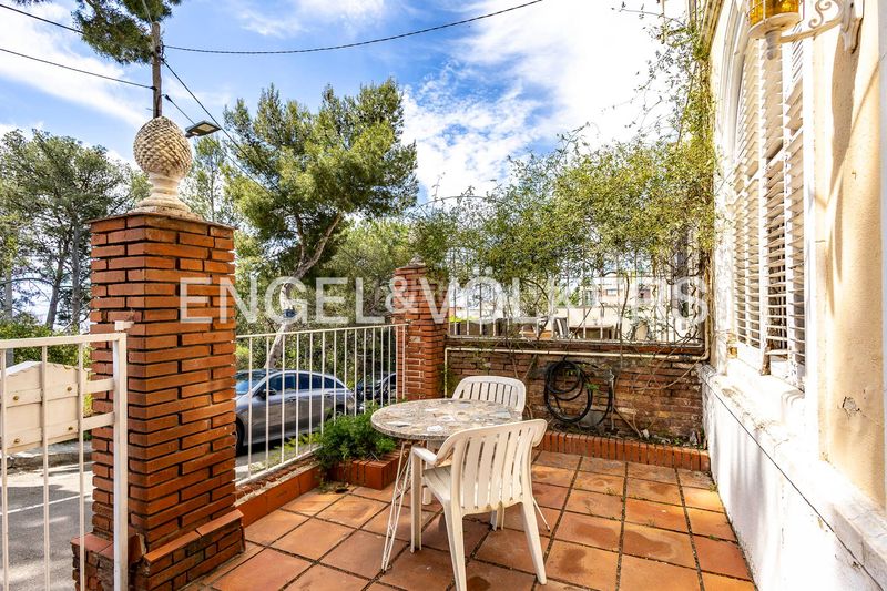 Foto 063b0331-028b-4f43-b84d-c7d63a2a3b7a. Casa amb calefacció a Finestrelles Esplugues de Llobregat