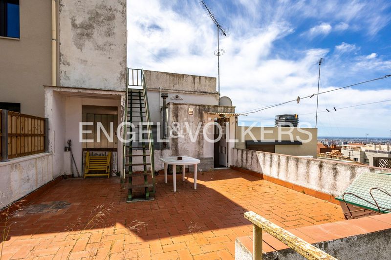 Foto 7bcaa2cd-07ad-47dd-8926-6d77759f4d32. Casa amb calefacció a Finestrelles Esplugues de Llobregat
