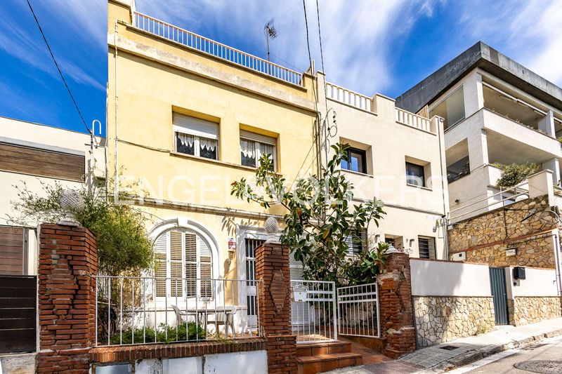 Foto a53c5bdf-a043-4be4-8bf4-f502c03643f8. Casa amb calefacció a Finestrelles Esplugues de Llobregat