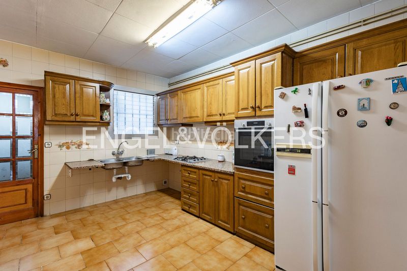 Foto d1921daa-4793-47ea-a363-8d7348a0a0d9. Casa amb calefacció a Finestrelles Esplugues de Llobregat