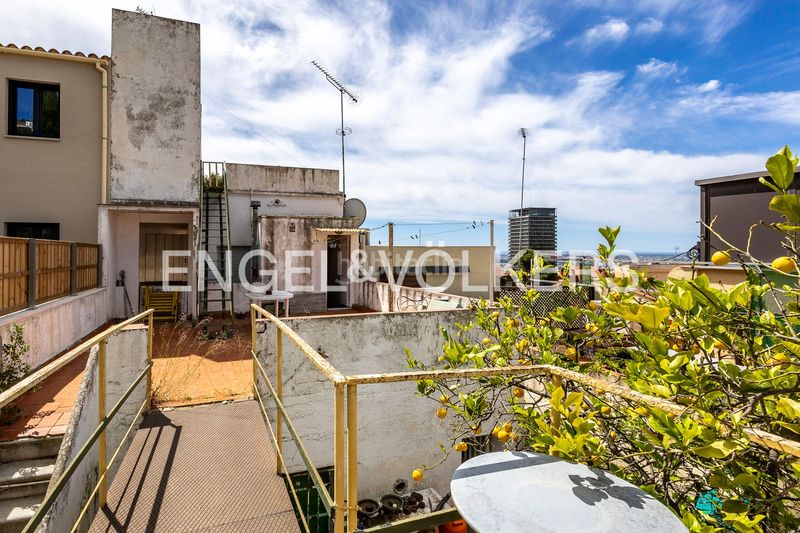Foto f2018187-bec5-45ee-bd76-06683bd7f5d8. Casa amb calefacció a Finestrelles Esplugues de Llobregat