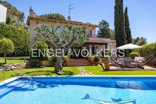 Haus in Vallpineda - Rocamar. Una propiedad con presencia, metros y refinamiento a minutos de
