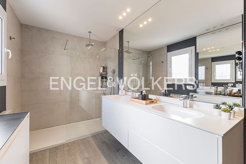 Foto 2fa24f27-b5f8-4892-ac80-5323e01602ba. Casa amb calefacció aparcament a Putget - Farró Barcelona
