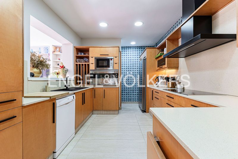Foto 89a488d1-e323-4ff5-89fa-f89d094fae7a. Casa amb calefacció aparcament a Putget - Farró Barcelona