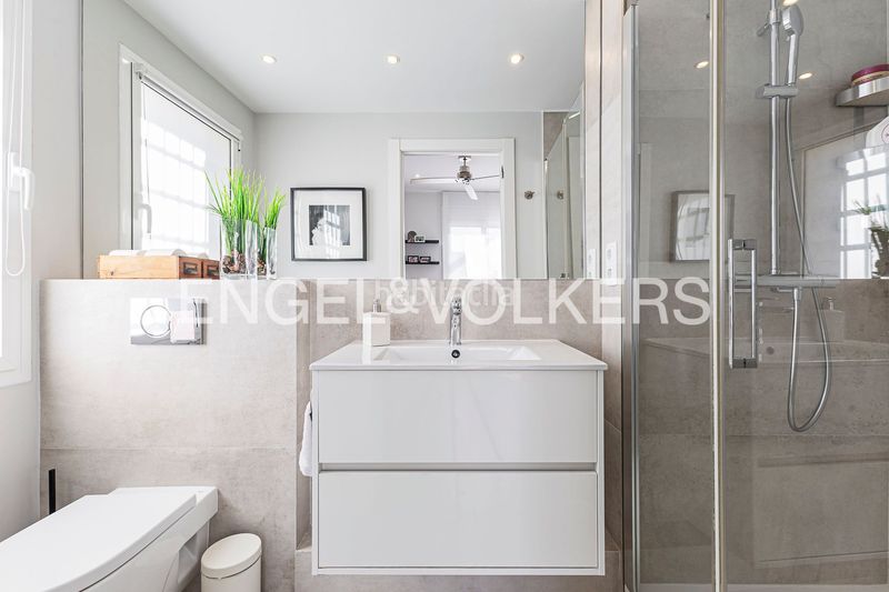 Foto d0be48db-4894-4fd2-85d8-ce0bb0c6e8a2. Casa amb calefacció aparcament a Putget - Farró Barcelona