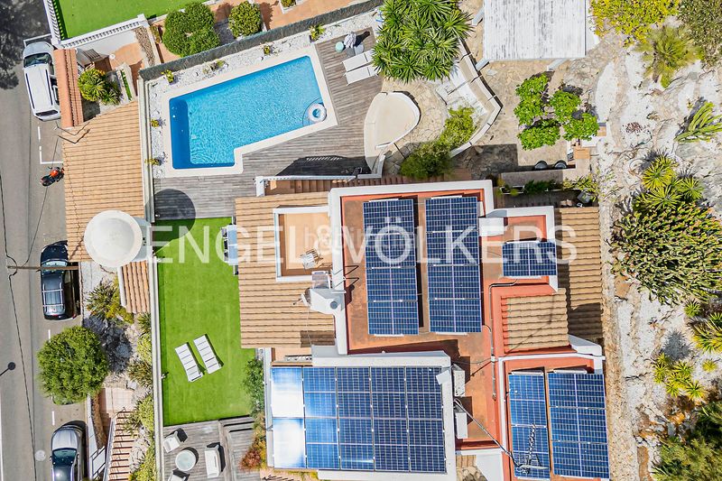 Foto a50b399e-b3f8-481a-b758-4be6d3570fe6. Casa amb calefacció aparcament piscina a Levantina - Montgavina - Quintmar Sitges
