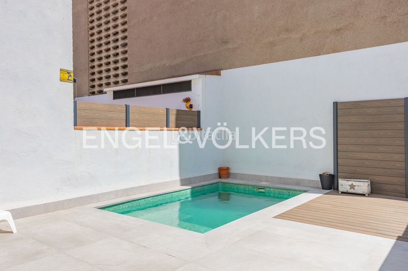 Foto 1ec2c364-7373-4f5e-89ad-866c7747ed02. Casa amb calefacció aparcament piscina a Centre Sabadell