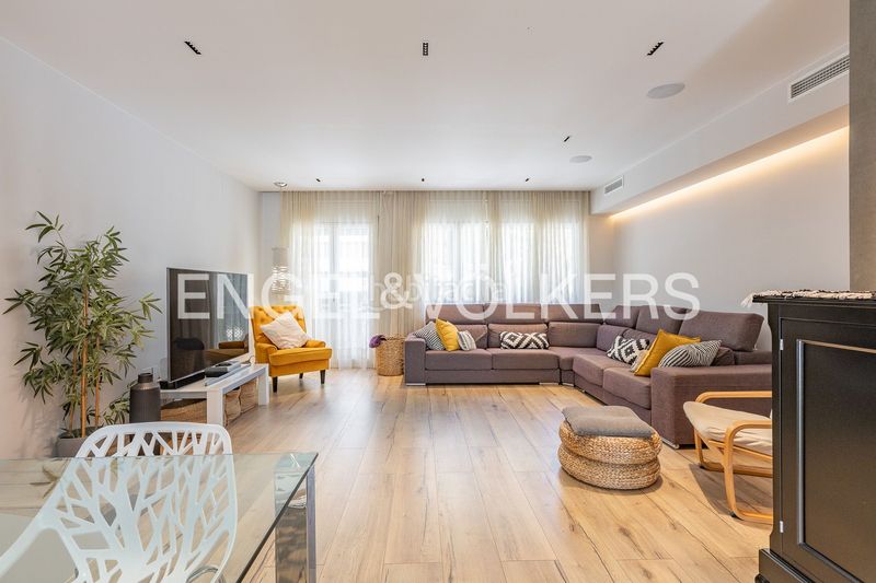 Foto a1341430-5903-4390-8c26-8be7a3ad4014. Casa amb calefacció aparcament piscina a Centre Sabadell