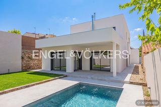 Casa en Matadepera. Magnífica casa de obra nueva en el centro de matadepera