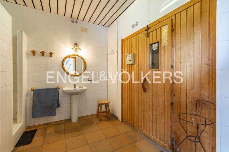 Foto 598e7784-0f3b-4c2b-b56c-f3f4fd3418a3. Casa amb calefacció aparcament piscina a Plaça Catalunya - Escola Industrial Terrassa