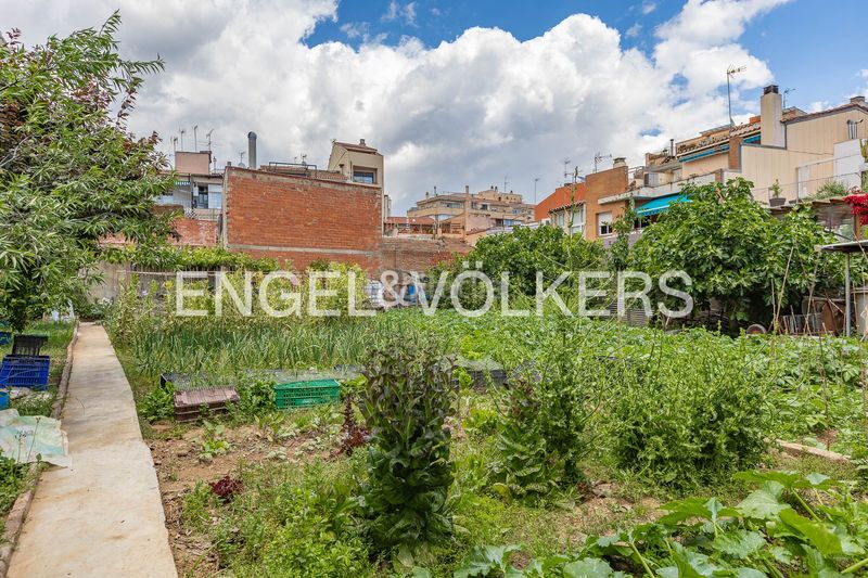 Foto 858bd3dd-305b-484b-9d02-238f09e359a4. Casa amb calefacció aparcament piscina a Plaça Catalunya - Escola Industrial Terrassa